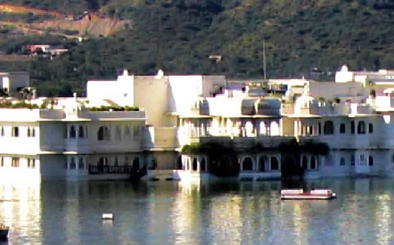 places to visit in Udaipur(lake pichola)